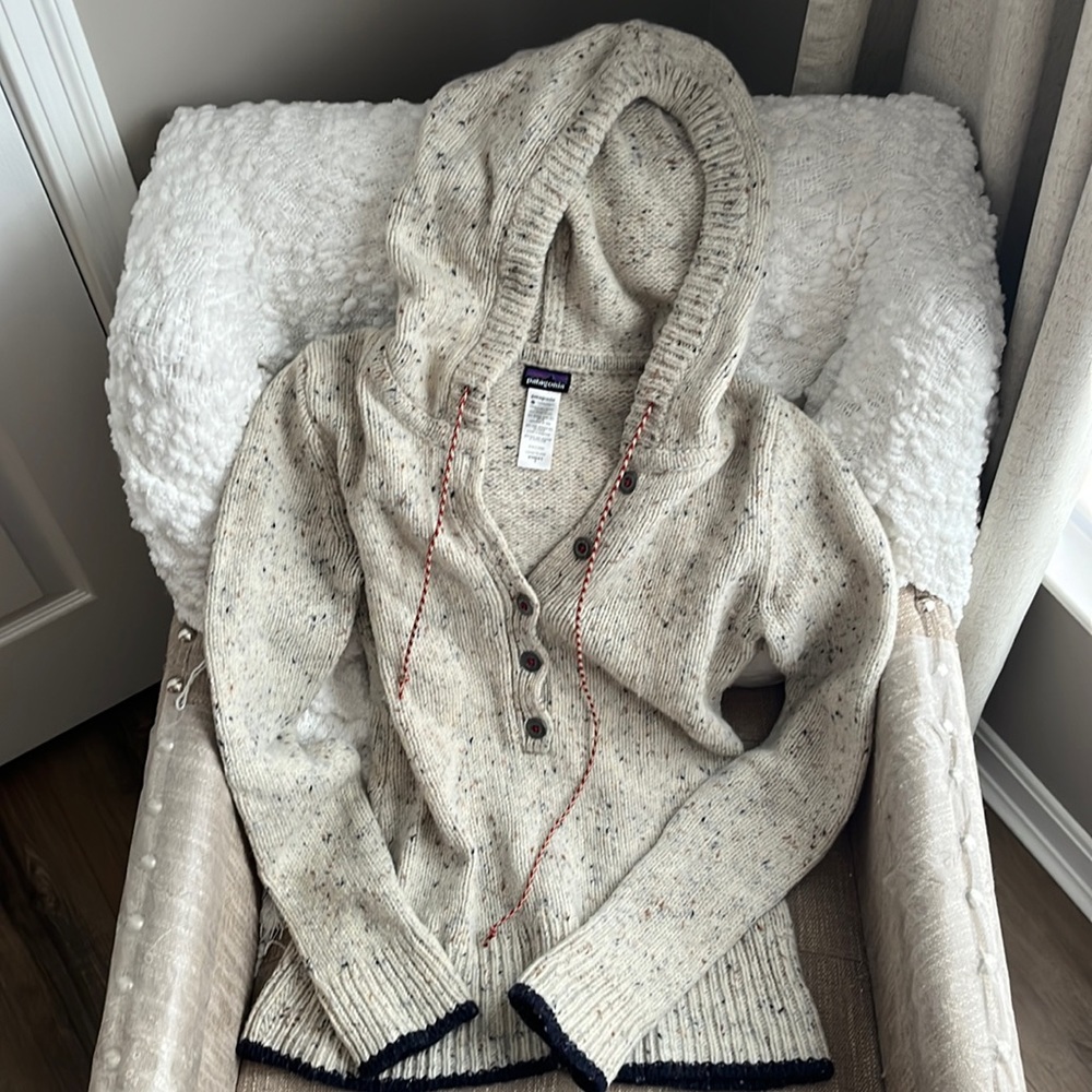 Patagonia hooded merino wool sweater. Women size small
